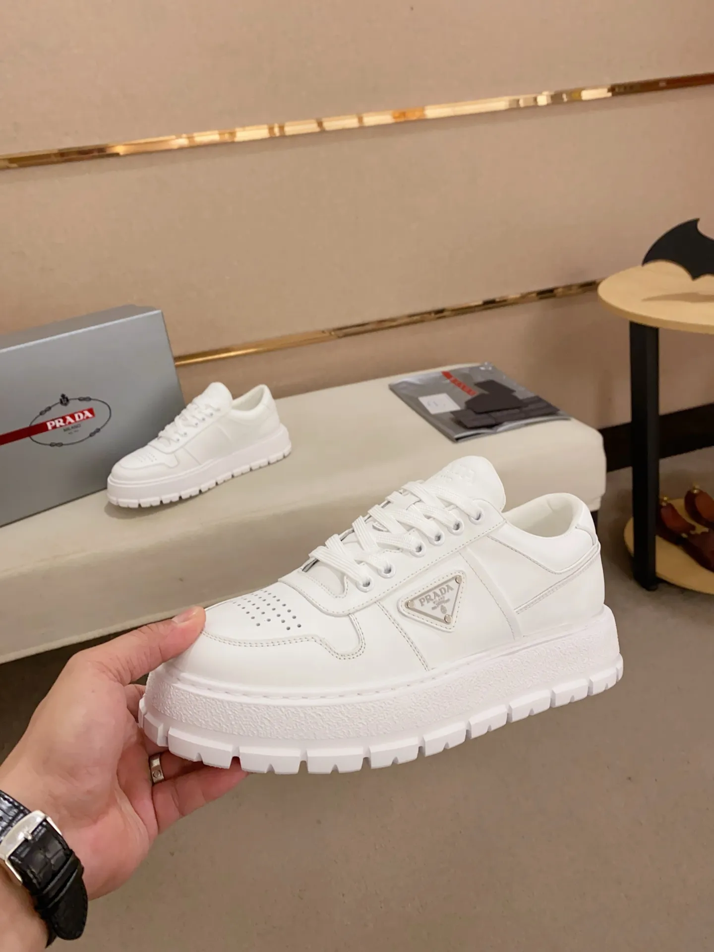 Men's shoes💰 620💰 ✔️✔️✔️Higher version High-quality new PRADA counters are launched simultaneously. The new men's shoes and 😘fabrics are selected from first-layer cowhide and are made by pure handicrafts. Lining: Full cowhide lining. 👍🏿 High-end ☄️ air-cushion molded anti-slip rubber outsole, exquisite lines, simple and elegant, comfortable and high-end for leisure travel. Code number: 38 to 44